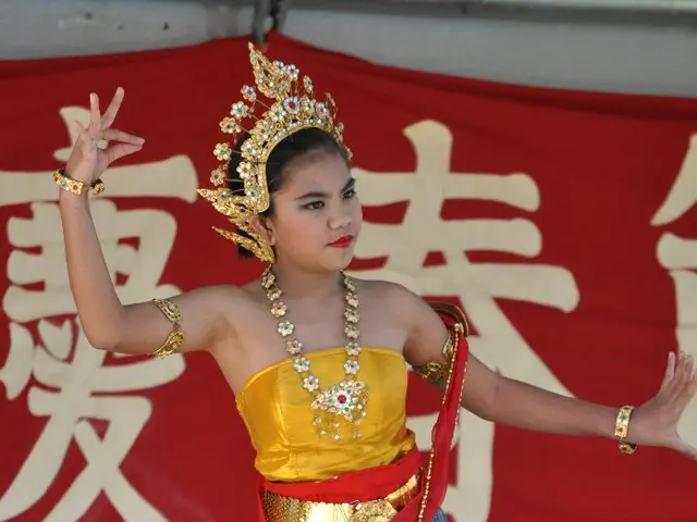 Cross-border Encounter: Uniting Greek and German Girls